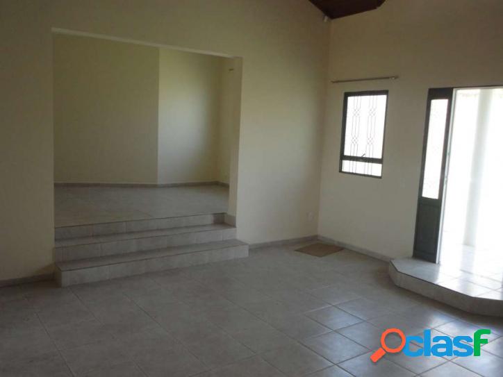Casa com 3 dorms (uma suíte) - Res. Colinas de São João