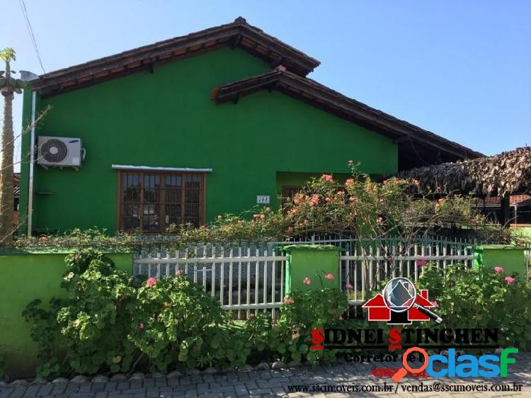 Casa com ampla churrasqueira e com edícula em Bal. Barra do