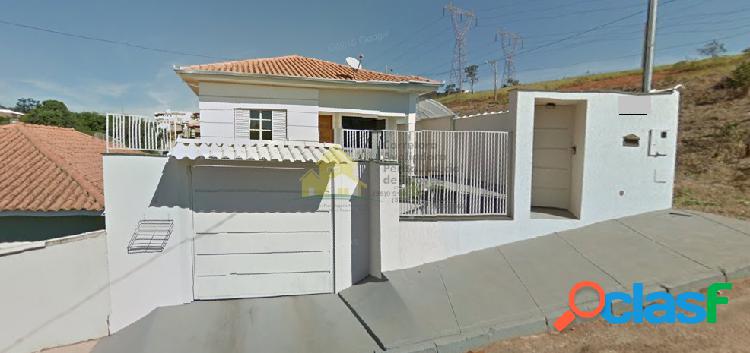 Casa com excelente localização em Nova Resende-MG