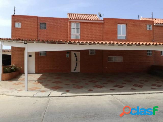 Hermoso y amplio Townhouse en Tucacas de 262 m2