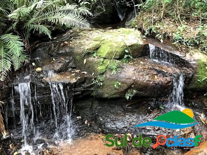 Imóvel com cachoeira