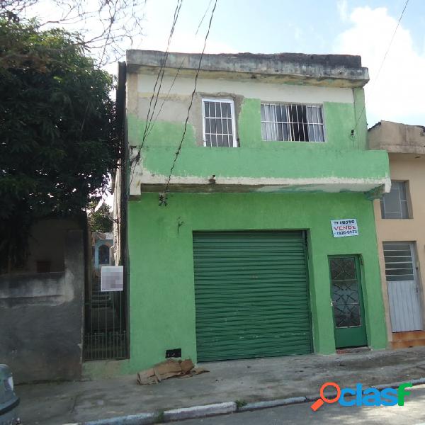 Sobrado com 3 moradias e 1 salão comercial.
