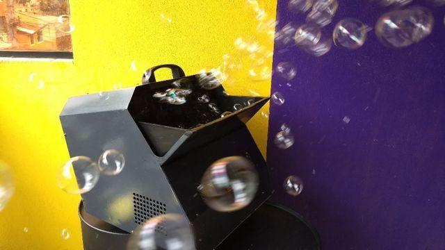 Maquina de bolhas com controle remoto e um laser 4 cores