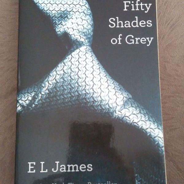 livro fifty shades of grey, de E L James