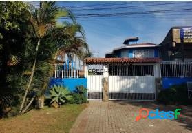 Casa com 2 dormitórios à venda, 250 m² por R$ 550.000
