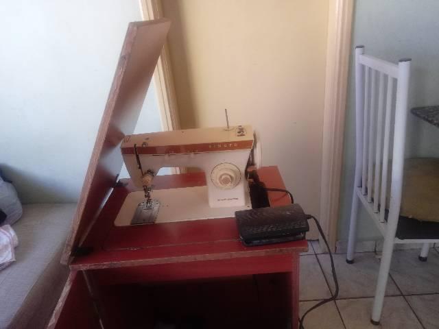 Maquina de costura singer com gabinete