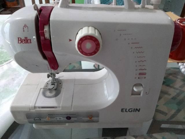 Máquina de costura portátil Elgin Bella.