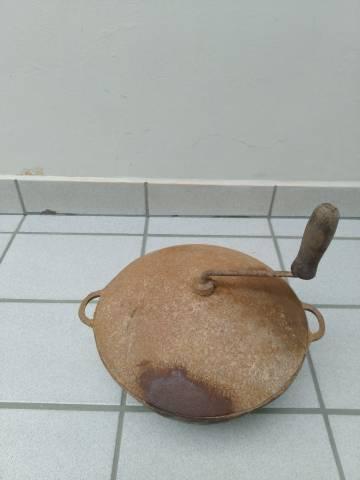 Panela antiga de torrar café de ferro maciço
