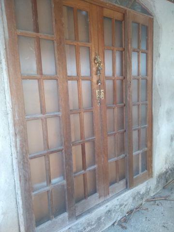 Porta e janela colonial de madeira com vidro e fechadura