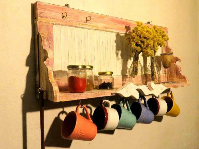 Porta xícaras com madeira de demolição patinada.