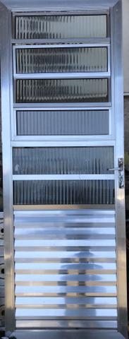 Portão em Alumínio Prata com vidro basculante 0,75 x 2,05