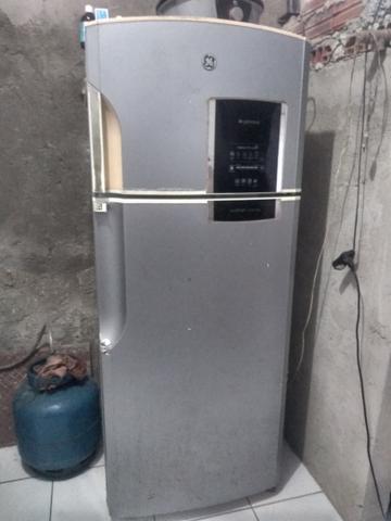 Refrigerador Frosfree GE c/ painel digital