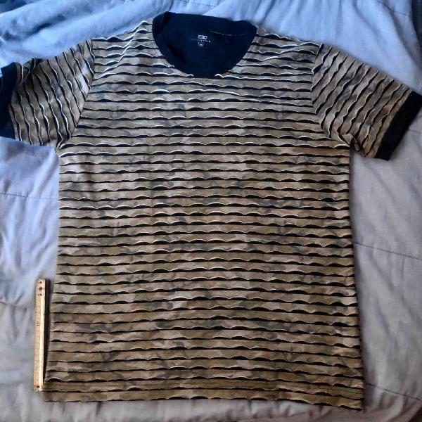 camiseta BC collection camuflada em relevo no fundo preto G