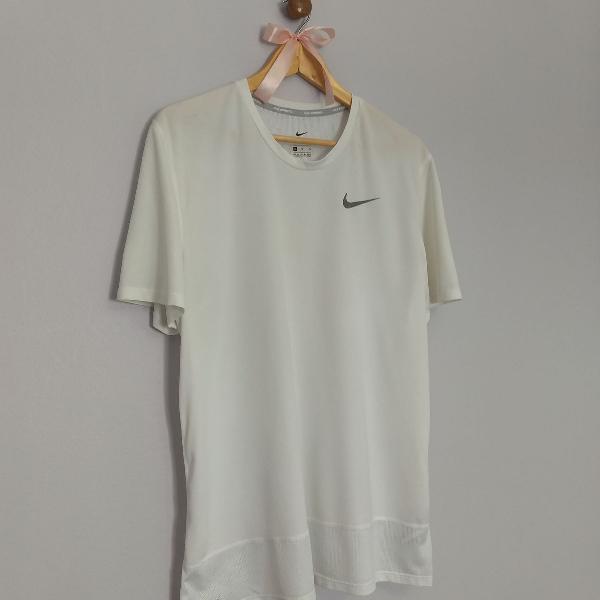 camiseta esportiva branca nike dryfit com tecido furadinho