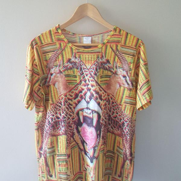 camiseta estampada animal print alucinógeno
