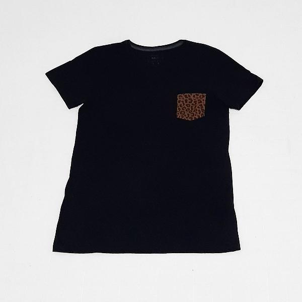 camiseta preta quase básica