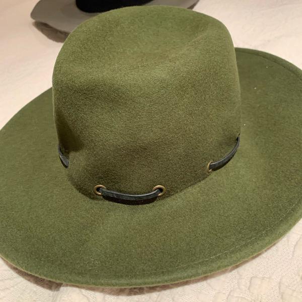 chapéu bcbg verde militar com detalhe em fita de couro