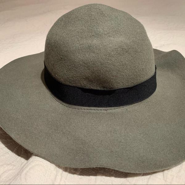 chapéu de lá cinza com detalhe preto