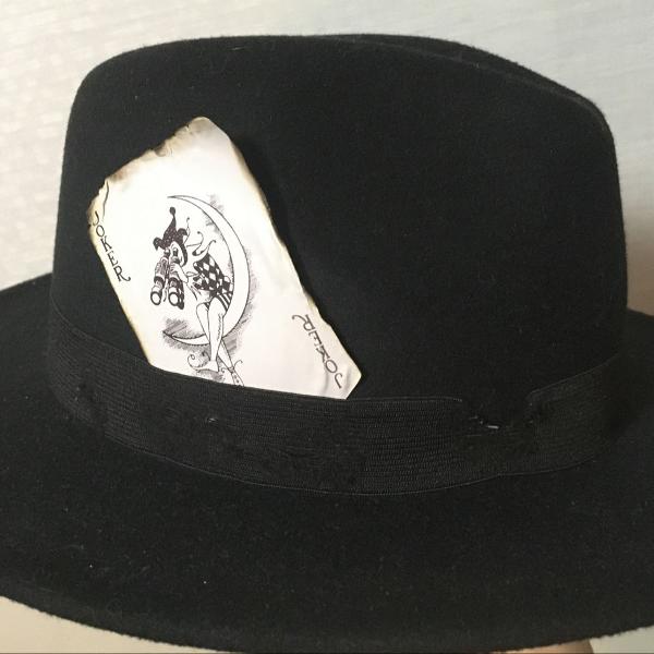 chapéu fedora preto customizado