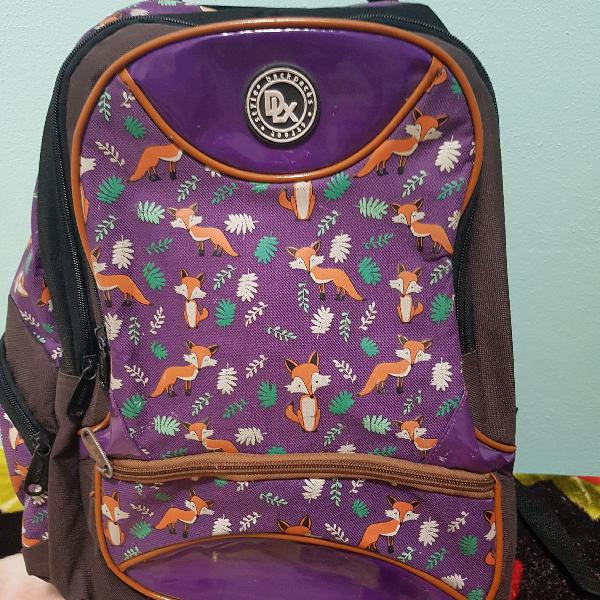 mochila estampada com tema de raposinhas