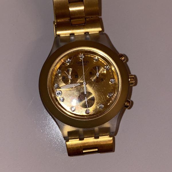 relógio swatch dourado com cristais. sonho de consumo.