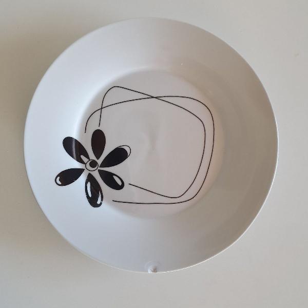 1 Prato grande branco ceramica estampa flor preta