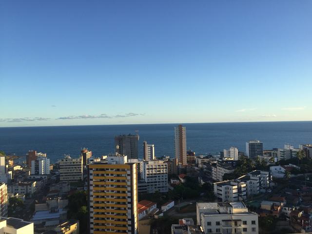 Alugo Apartamento na Barra com vista mar