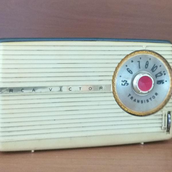 Antigo Rádio marca RCA modelo Victor