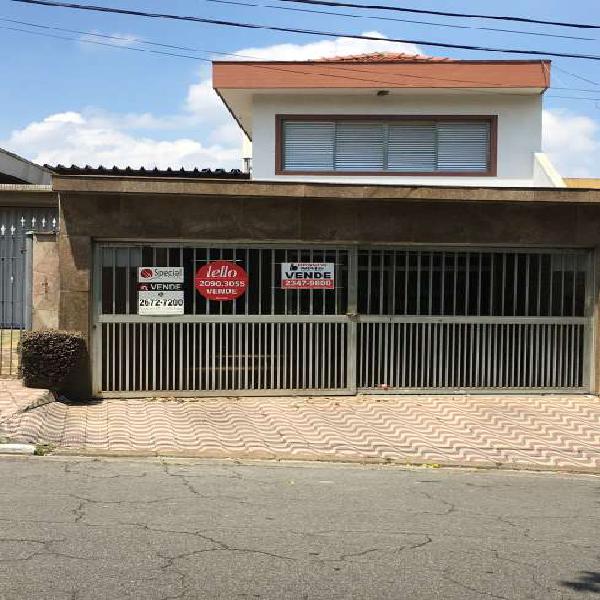 Casa para venda tem 226 metros quadrados com 3 quartos em