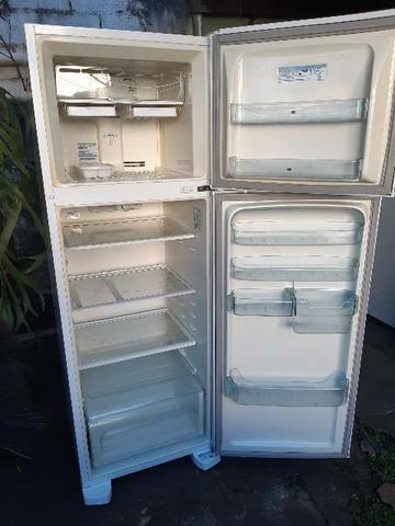 Geladeira Electrolux Frost Free 380 litros.