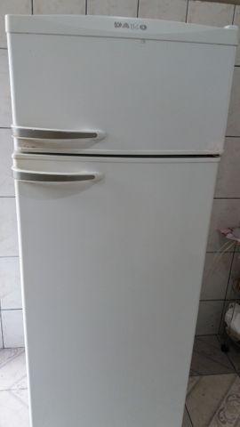 Vendo em São Mateus,ES geladeira Daco conservada 290 litros