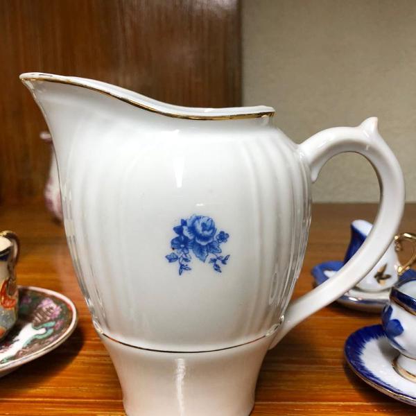 bule vintage em porcelana