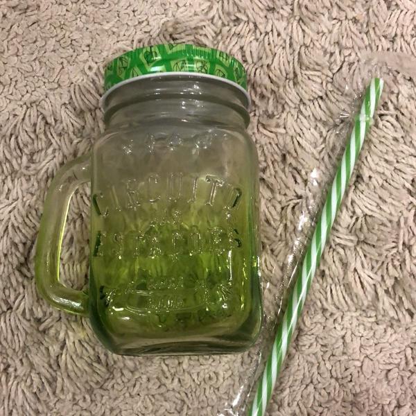 caneca de vidro verde