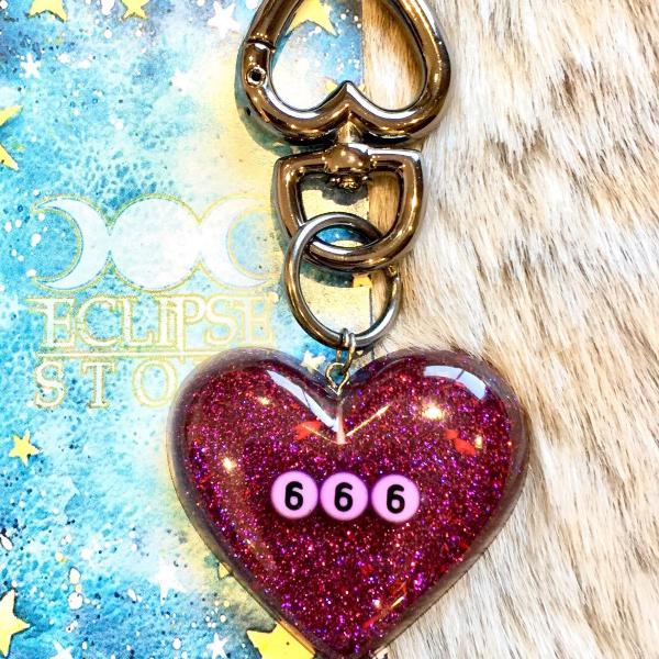 chaveiro roxo coração 666