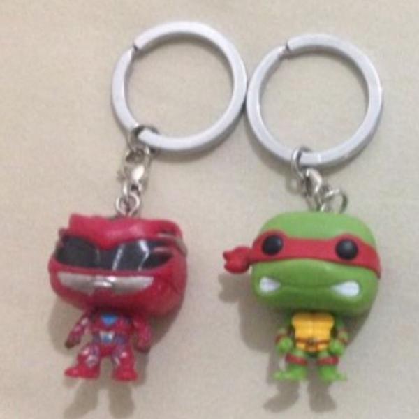 dois chaveiros funko tartarugas ninjas e power rangers
