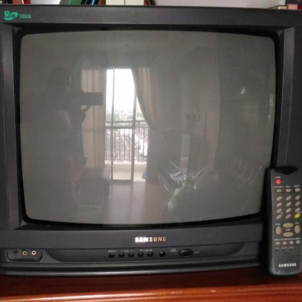 televisão antiga bem conservada