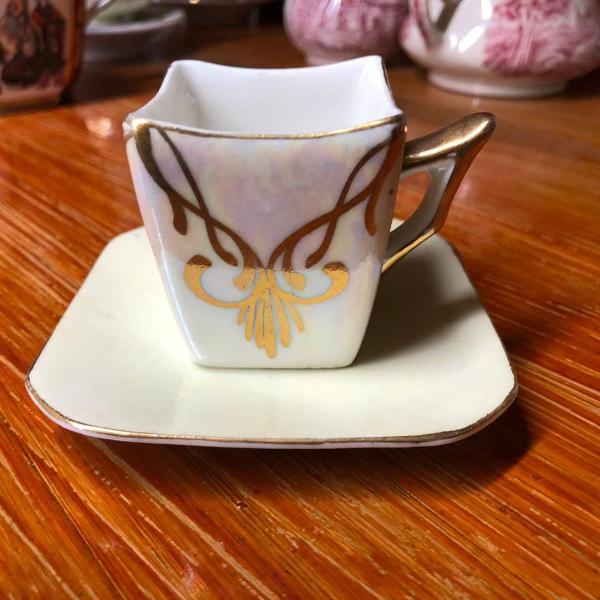 xícara de café antiga quadrada detalhes dourados