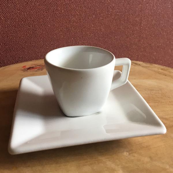 xícara de café de porcelana branca
