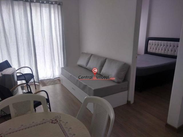 Apartamento com 1 dormitório para alugar, 50 m² por R$