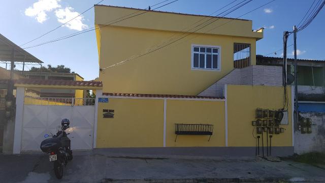 Casa térrea, ampla, perto de condução e comércios