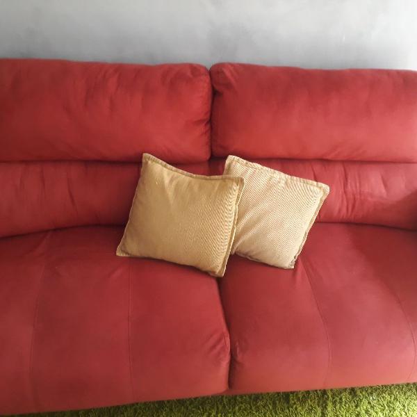 Sofá vermelho de suede + tapete de sala verde felpudo de