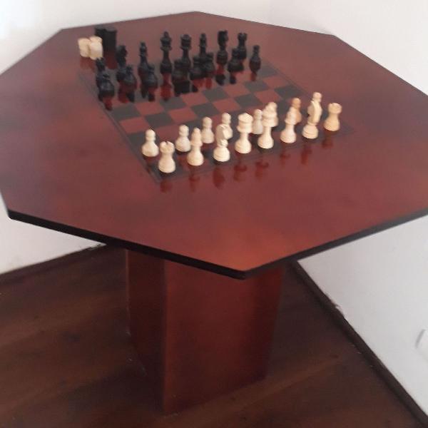 mesa tabuleiro de xadrez e dama peças de madeira rei