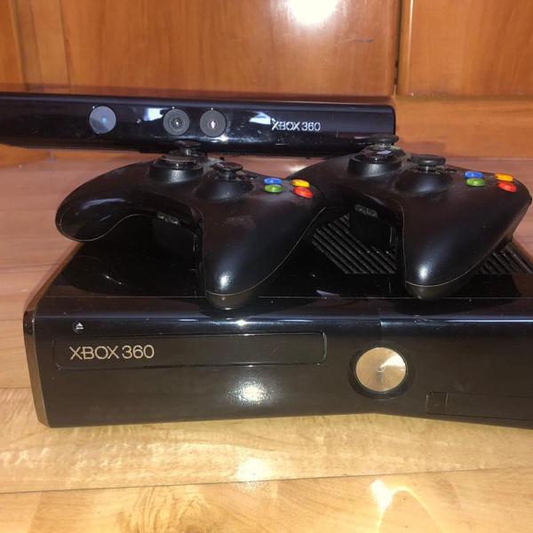 xbox 360 slim com kinect, jogos e dois controles