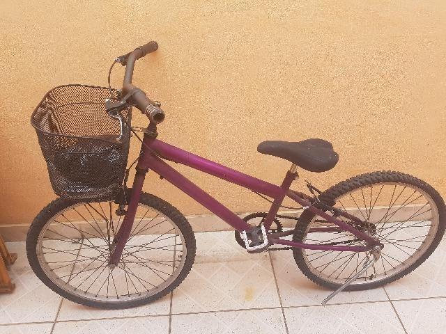Bicicleta rosa com cestinha aro 24 - Aceito cartão