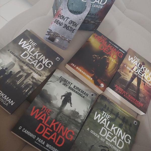 Box contendo 5 livros de The Walking Dead