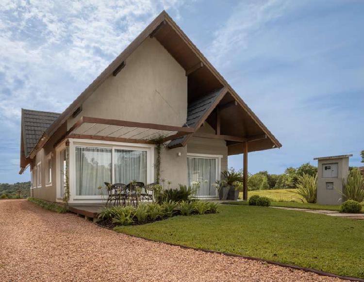 Linda casa 3 quartos de frente para um lago - Gramado - RS