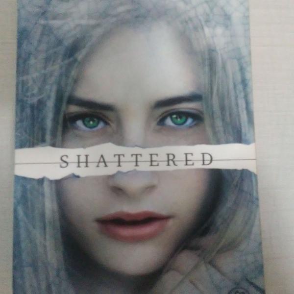 Shattered (Despedaçada) - Livro