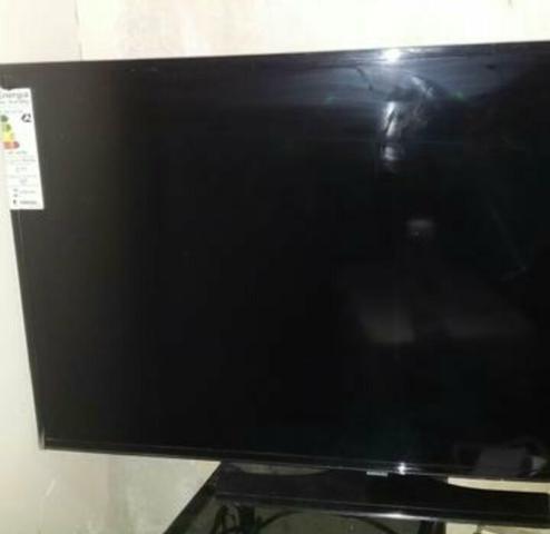 Smart TV 40" Samsung tela quebrada vendendo para quem quiser