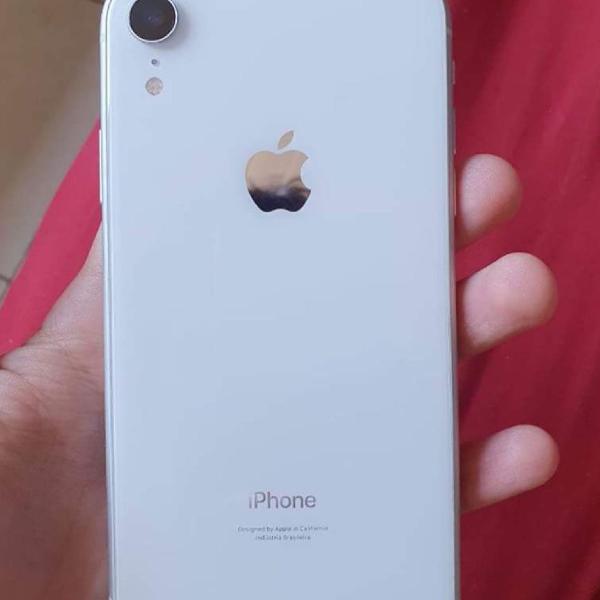 iPhone XR branco 64GB