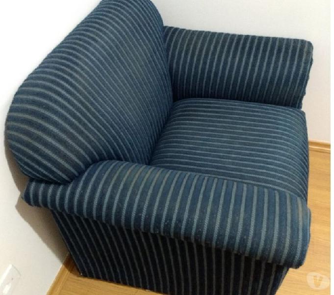 poltrona de sofá usada na cor azul.